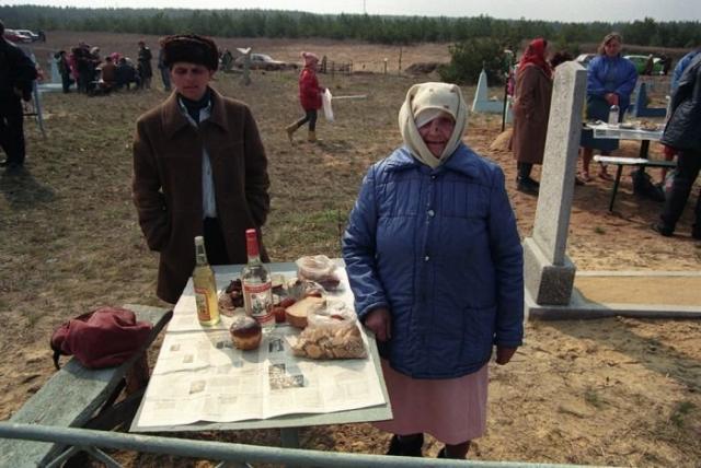Традиция посещения кладбищ в фотопроекте Александра Чекменёва «Пасха»