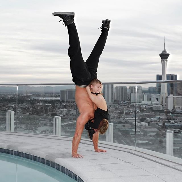 Акробат Уэйн Скивингтон из цирка Cirque du Soleil - самый популярный отец-одиночка «Инстаграма»