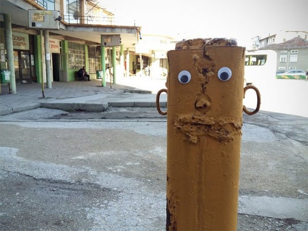 Болгарский уличный художник крепит выпуклые глаза к поломанным вещам, наделяя их забавным видом