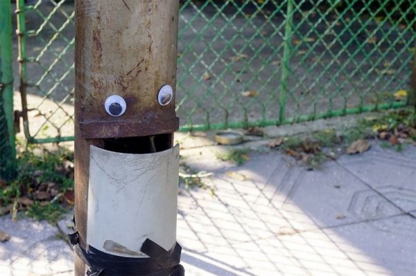Болгарский уличный художник крепит выпуклые глаза к поломанным вещам, наделяя их забавным видом