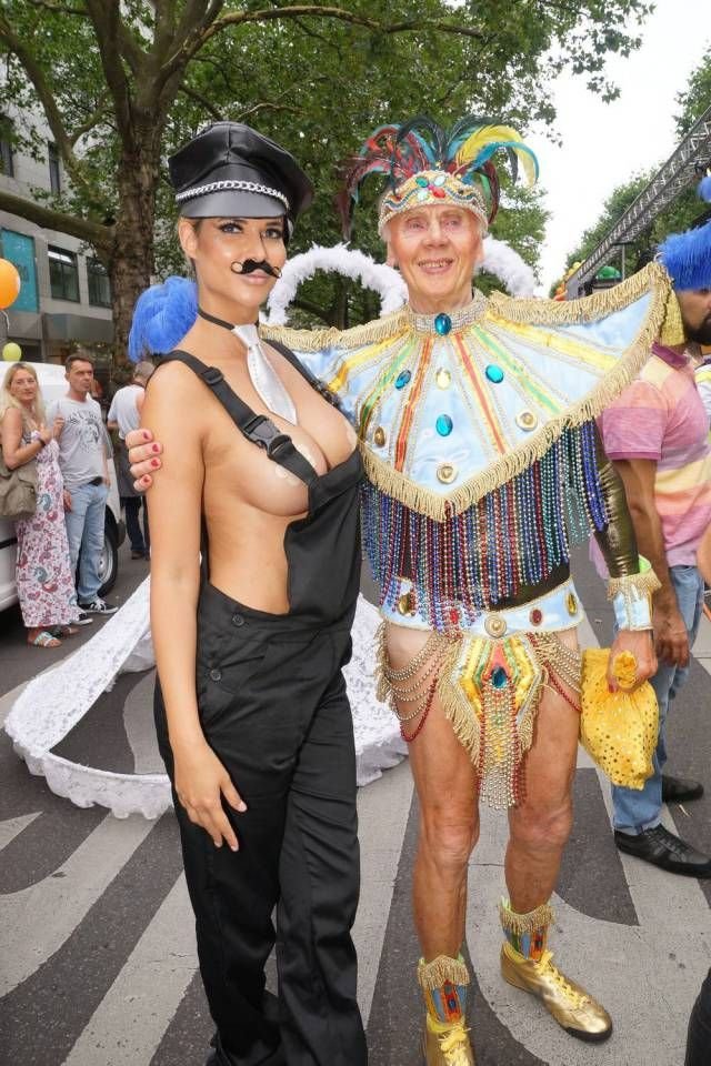 Микаела Шефер на гей-параде Christopher Street Day