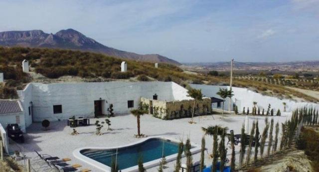 Эта пара превратила испанские пещеры в отель мечты, потратив 100 тысяч евро