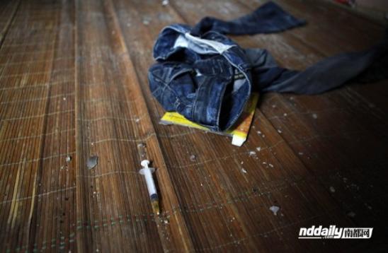 Пару джинсов и несколько игл наркотиков остаются в грязной комнате умершего Гуйлинь Ву.