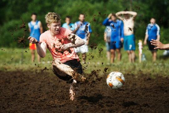 Интересное. Чемпионат России по футболу в грязи (22 фото). футбол, болото, грязь