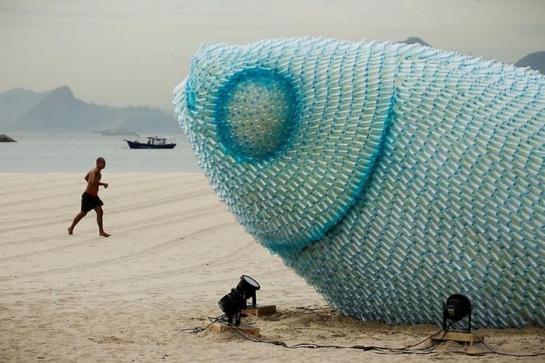 Скульптуры рыб из пластиковых бутылок (5 фото)