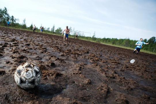 Интересное. Чемпионат России по футболу в грязи (22 фото). футбол, болото, грязь