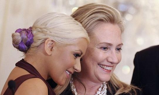 Хилари Клинтон оценила грудь Кристины Агилера