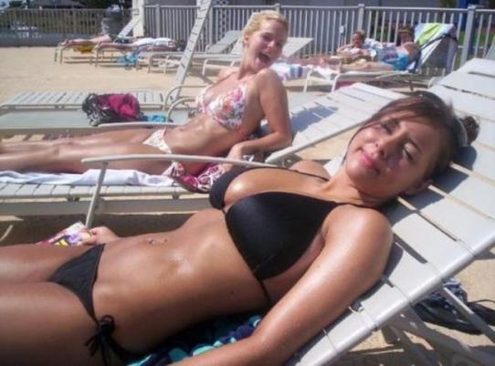 Симпатичные девушки в бикини отдыхают на пляже