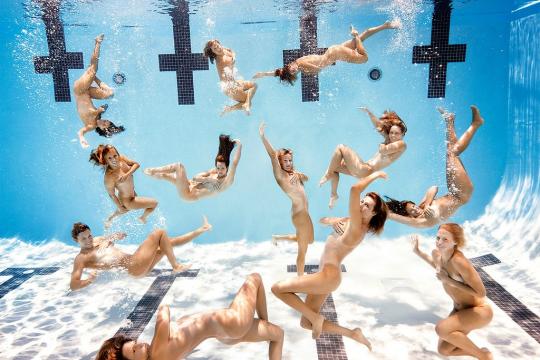 Женская команда по водному поло решила подзаработать голышом
