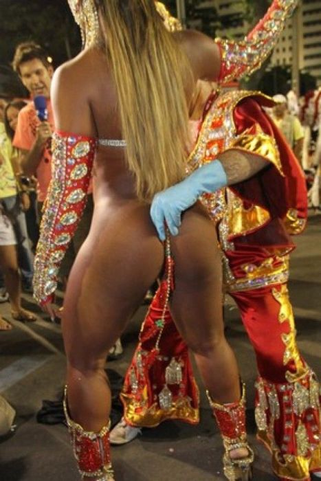 Как держатся миниатюрные трусики на танцовщицах из Бразилии