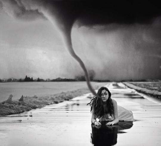 Фотожаба "Девушка и шторм"
